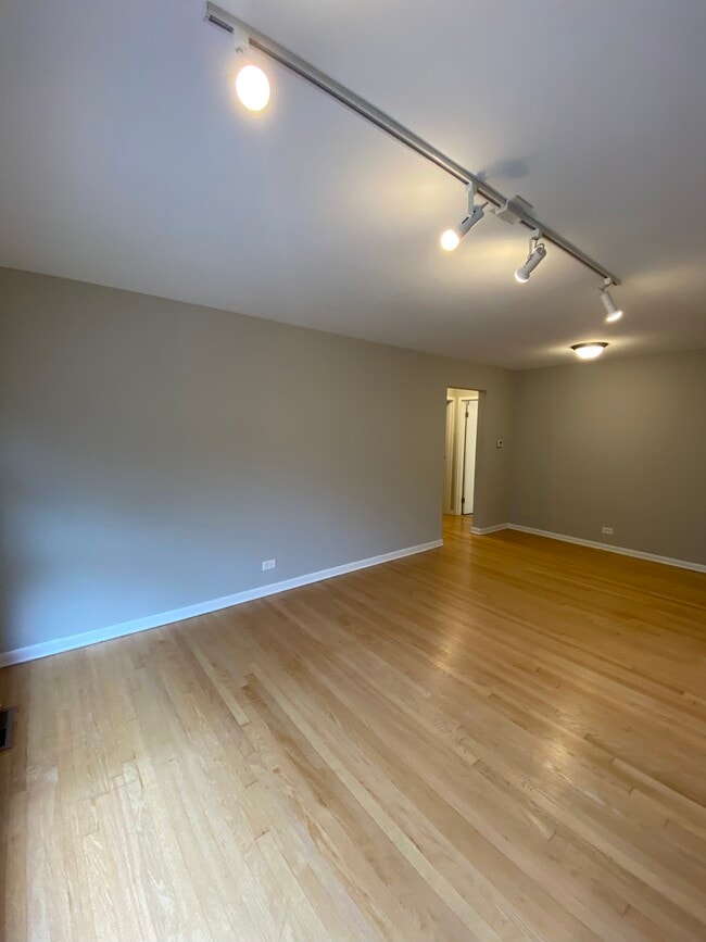 Living/Dining Area - 1942 Linden Ave Unit 2D