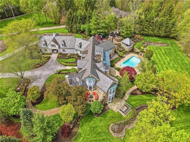 809 Village Trail