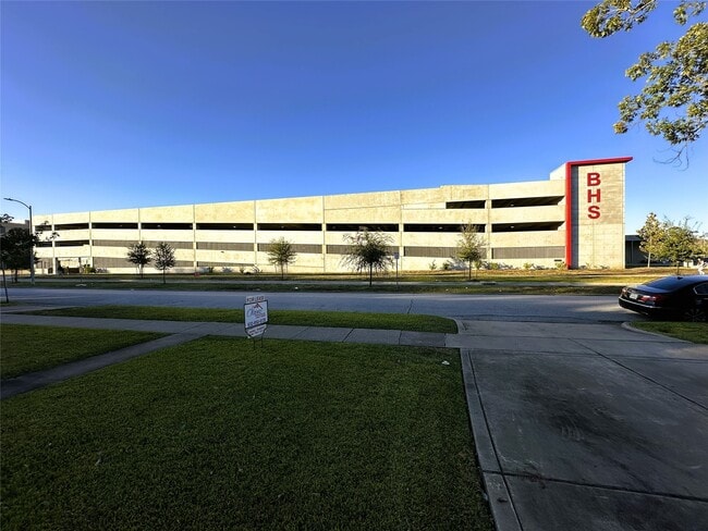 Photo - 5111 Maple St