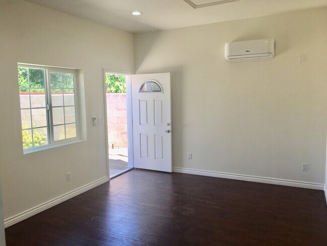 Photo - 1046 Laurel Ave Unit Studio 1040