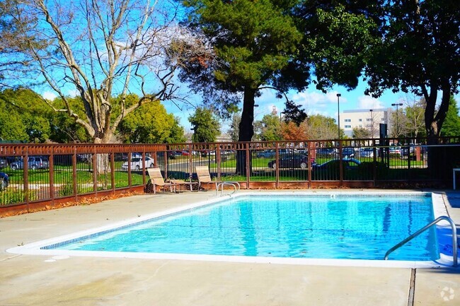Building Photo - Pine Manor Rental