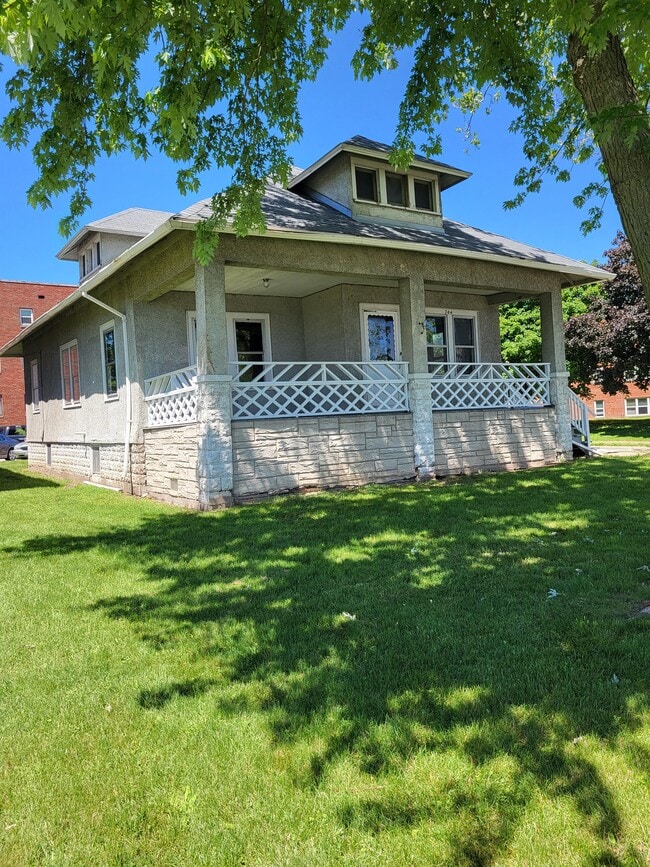 Building Photo - 744 River Dr Rental