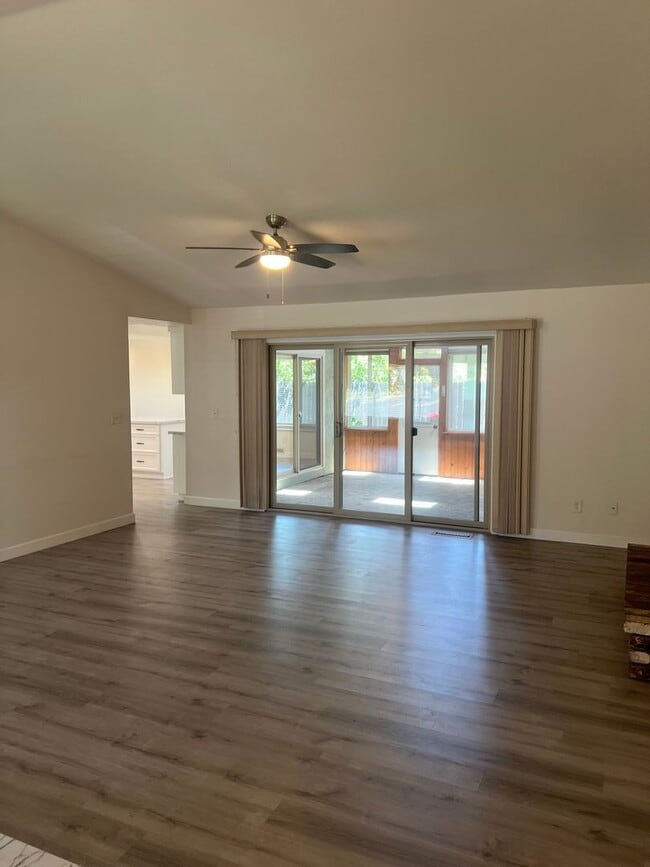 Photo - 142 Hillview Dr