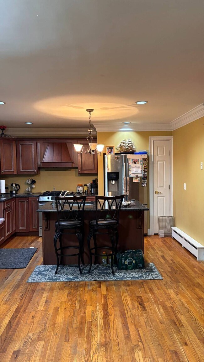 Photo - 352 Lake Ave S