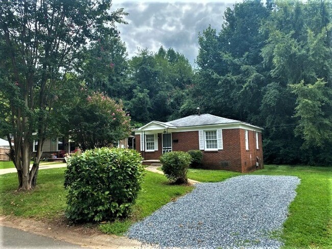 West Charlotte. Renovated 2 Bedroom! - West Charlotte.  Renovated 2 Bedroom! House