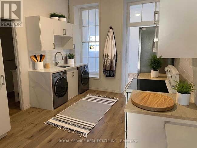 Photo - 36 King St W