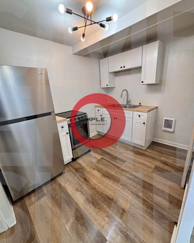 Building Photo - 121 S 12th St Unit Apartment B