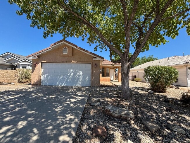 Building Photo - UPDATED HOME IN HURRICANE UTAH!