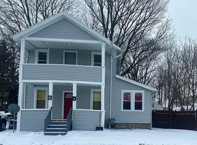 Building Photo - 404 Exchange Ave Unit 2