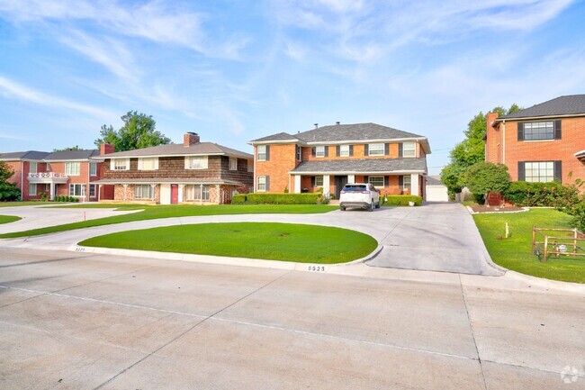 Building Photo - Charming Apartment in Nichols Hills Unit U