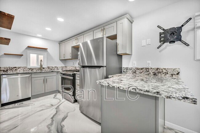 Photo - 952 Haskell St