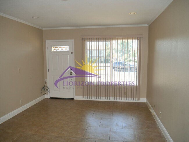 5566-5568 Hillsdale Blvd