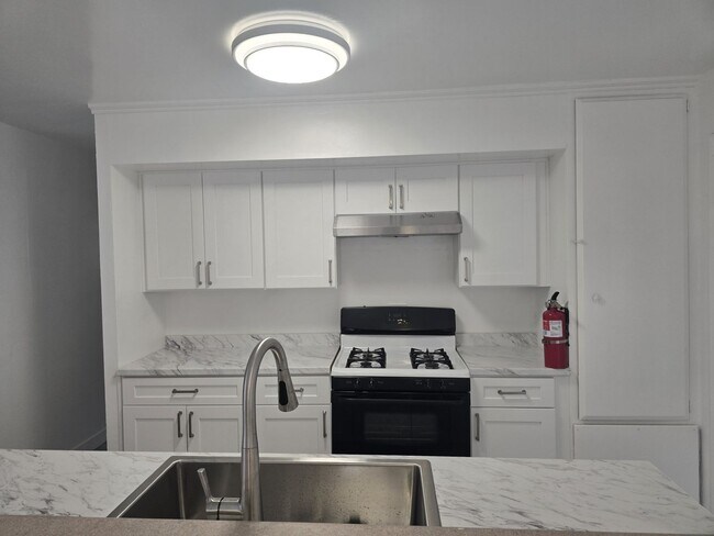 Olive Apartment Unit 3 Off Campus - Image 