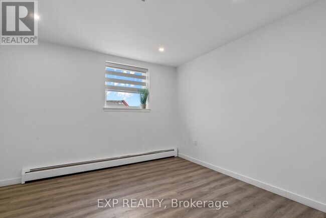 Photo - 4595 Queen St