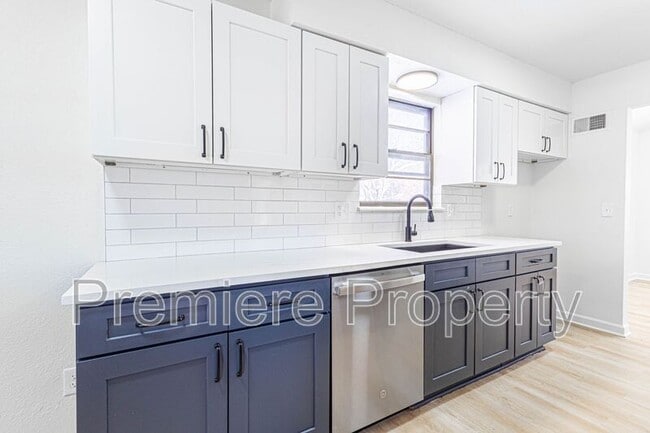 Photo - 705 NW Buckingham Pl