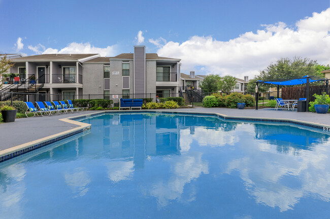 Piscina - HollyView Apartments