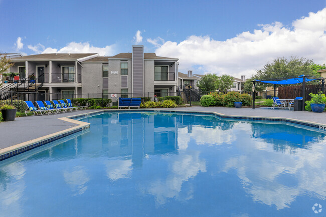 Swimming Pool - HollyView Apartments