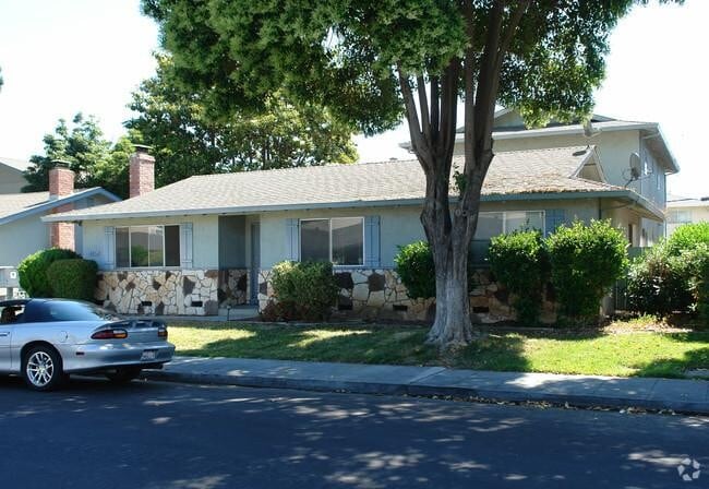 Building Photo - 885 Burbank Dr Unit 4