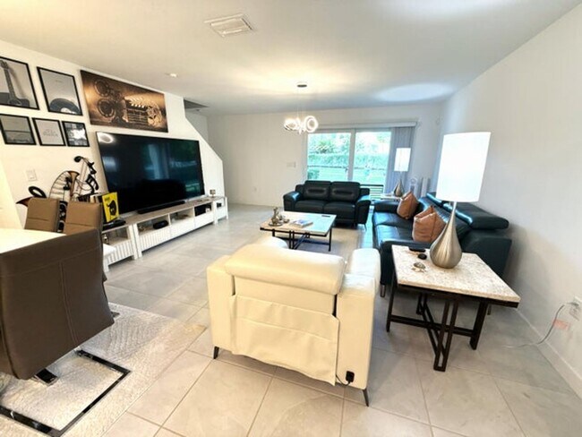 Photo - 1880 Grantham Ct