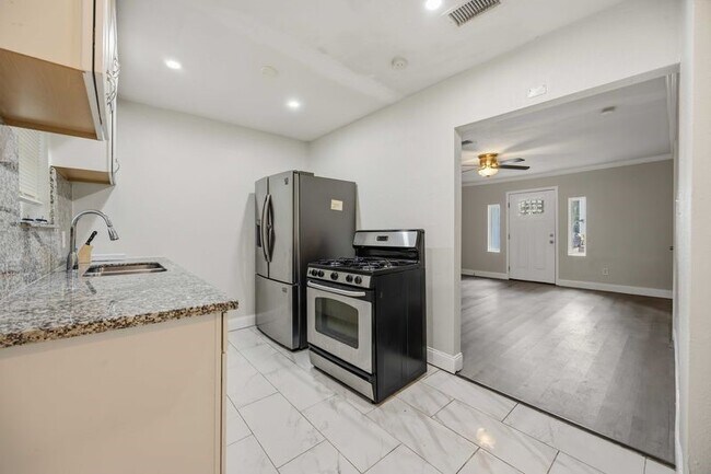 Photo - 5223 Windemere St