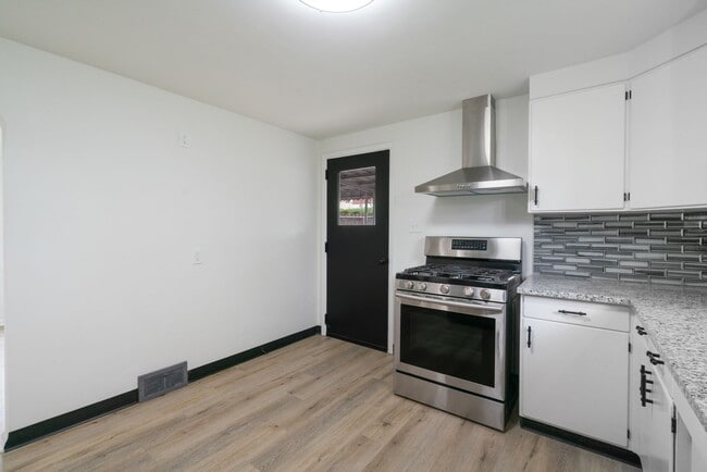 Stunning 3 bedroom home in Duquesne availa... - Stunning 3 bedroom home in Duquesne availa...