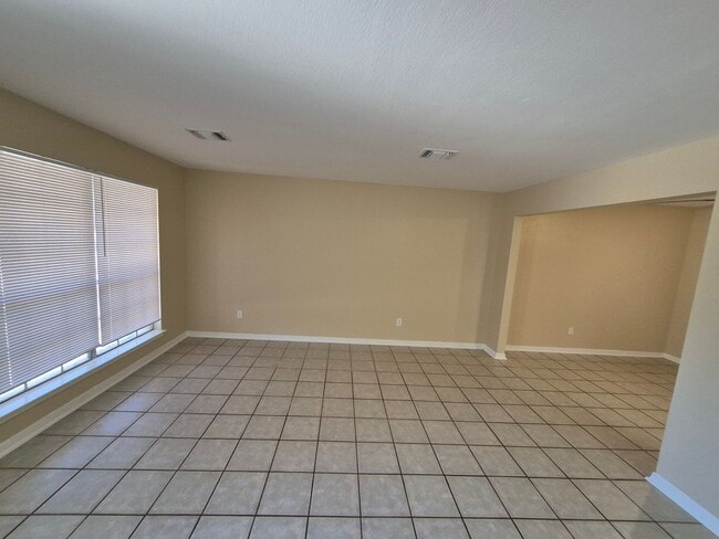 Photo - 5907 Deer Lake Dr