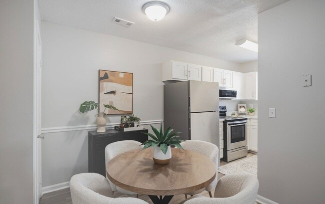An inviting dining space made for everyday meals and easy gatherings.