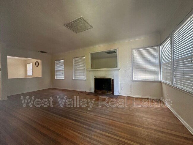 Photo - 115 E Lucard St