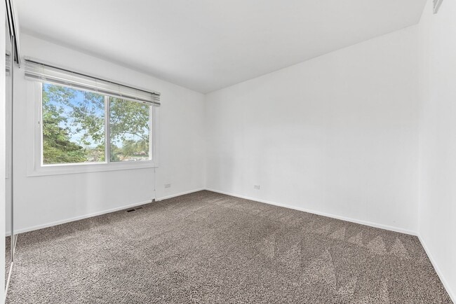 Photo - Modern 3-Bed Townhome in Hoffman Estates –...