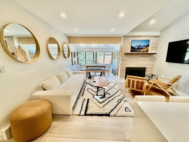 Photo - 910 W Hallam St Unit 910 hallam