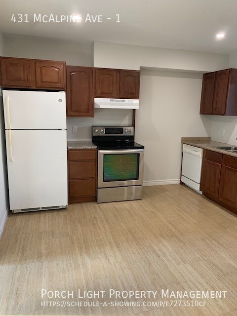 Building Photo - Main Floor With Parking, Laundry, Yard and Plenty of Storage Unit 1