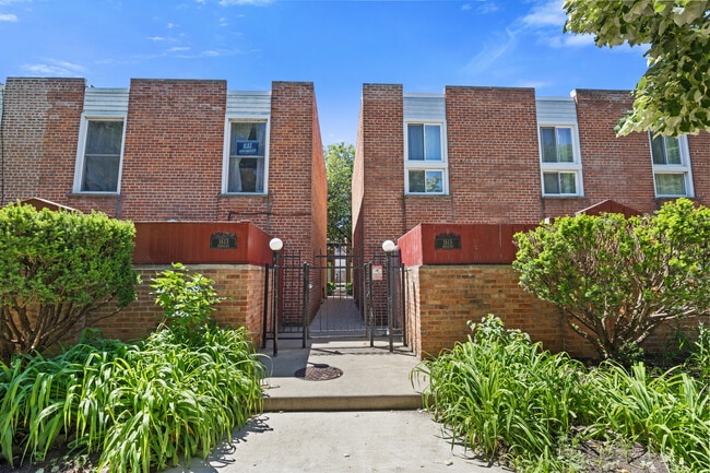 Building Photo - 1615 W Greenleaf Ave