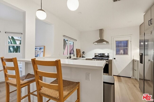 Photo - 3540 Division St