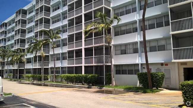 Building Photo - 700 NW 214th St Unit 721 Rental