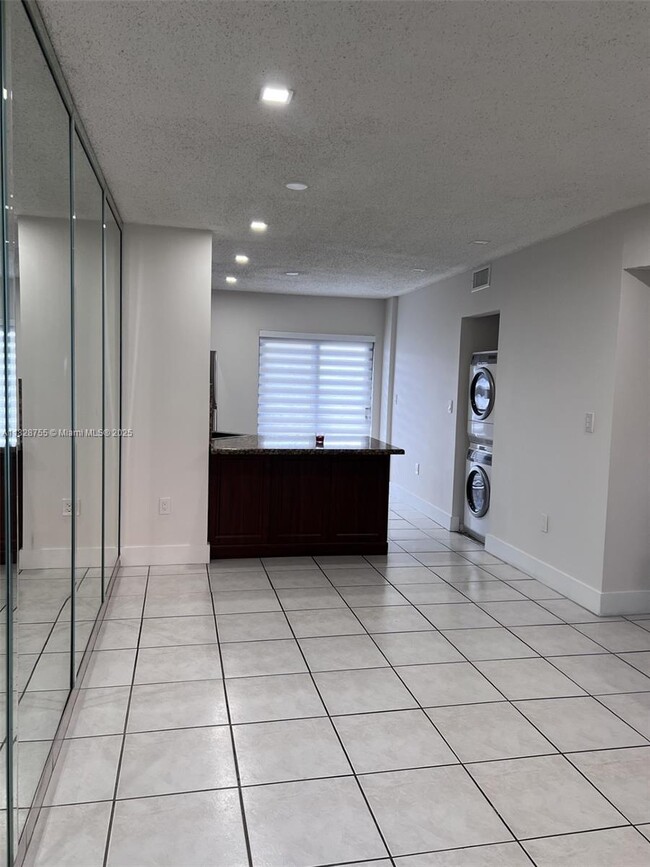 Photo - 5480 W 21st Ct Apartamento Unidad 404