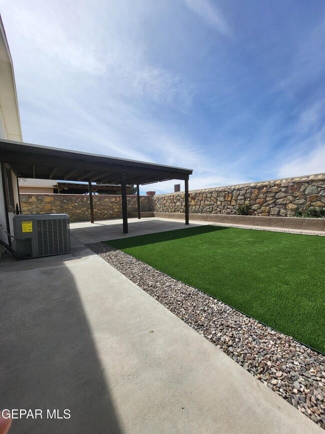 Photo - 1733 Shreya St