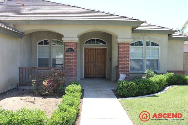 Photo - Spacious 4 Bed / 2 Bath Home with Pool & Fireplace in Northwest Bakersfield (93312)