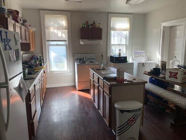 Building Photo - 416–1 E. Maxwell – Walk to Campus, Live in... Rental