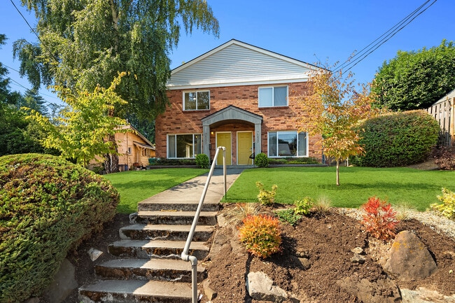 Soleado y acogedor jardín delantero de este dúplex de lado a lado en un excelente vecindario transitable. - 7051 8th Ave NW