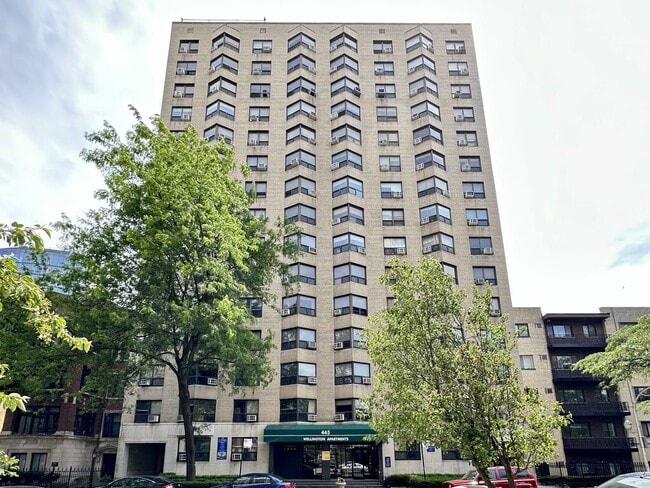 Building Photo - 419 W Wellington Ave Unit 12G
