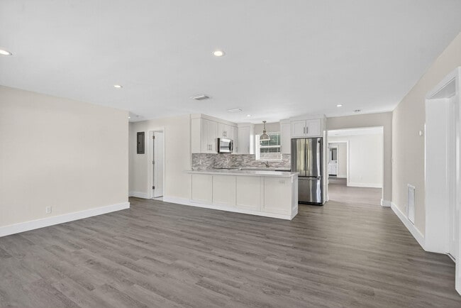 Photo - 954 SE 7th St