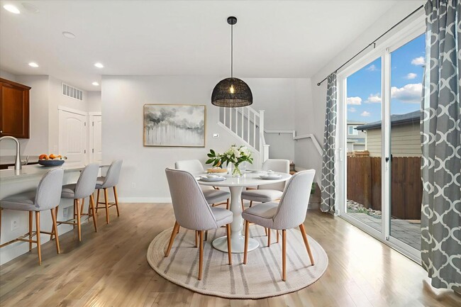 Building Photo - Outstanding Townhome W/ Large 3 Bed- 2.5 B...