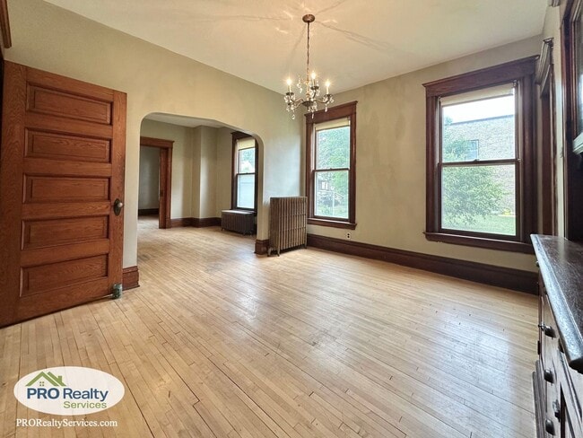 Building Photo - Charming 2 Bedroom Apartment in Northeast ... Unit 02