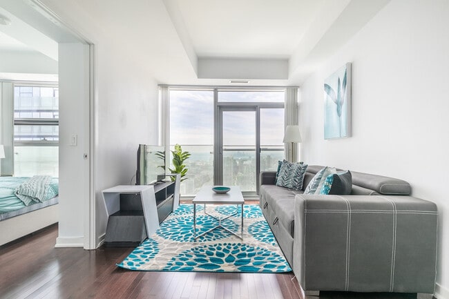 Photo - 25 Lower Simcoe St Unit SI ID1522286P