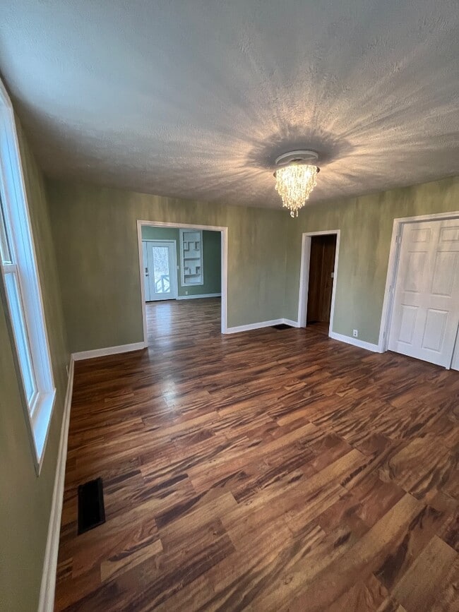 Photo - 829 S Main St