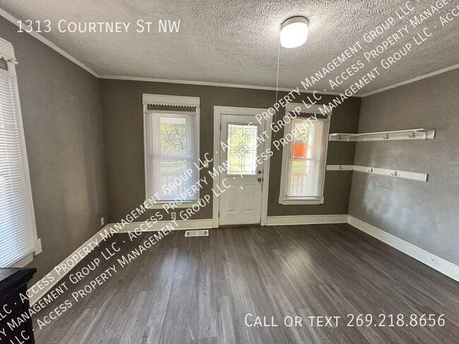 Photo - 1313 Courtney St NW
