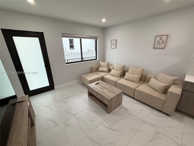 Photo - 944 Jefferson Ave Unidad 7