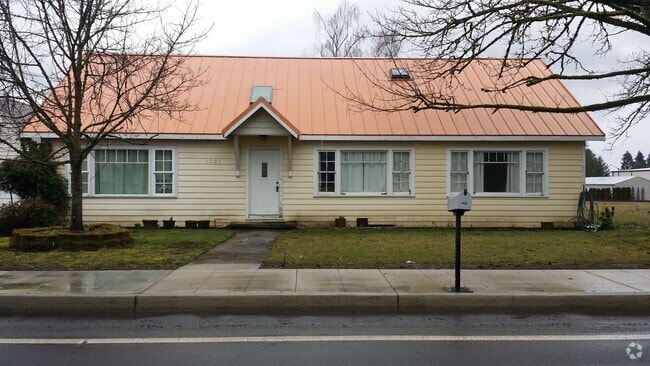 Building Photo - 7-Bedroom House in Dundee on Hwy 99W
