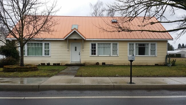 7-Bedroom House in Dundee on Hwy 99W - 7-Bedroom House in Dundee on Hwy 99W