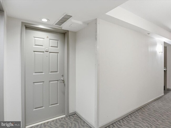 Building Photo - 880 N Pollard St Unit 323